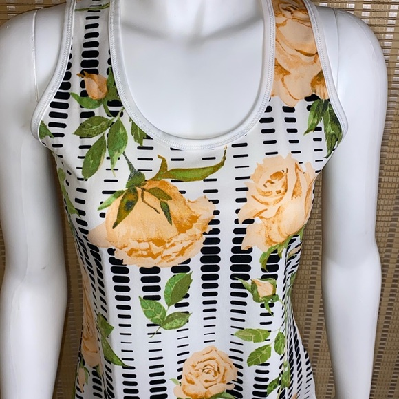 🔷Lularoe Tank Top Black & White With Yellow Roses Size Medium NWT - Picture 2 of 5
